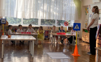 Для закрепления правил дорожного движения воспитателем Лиманской Олесей Сергеевной было проведено мероприятие «В стране дорожных знаков» Для закрепления правил дорожного движения воспитателем Лиманской Олесей Сергеевной было проведено мероприятие «В стране дорожных знаков» .