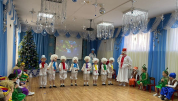 Красавица-елка создает атмосферу праздника, чуда. Красавица-елка создает атмосферу праздника, чуда.